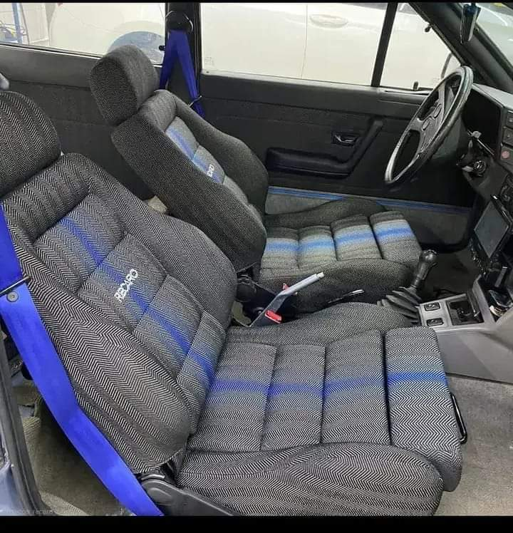 Bancos automotivos Recaro reformados em tecido cinza com detalhes azuis