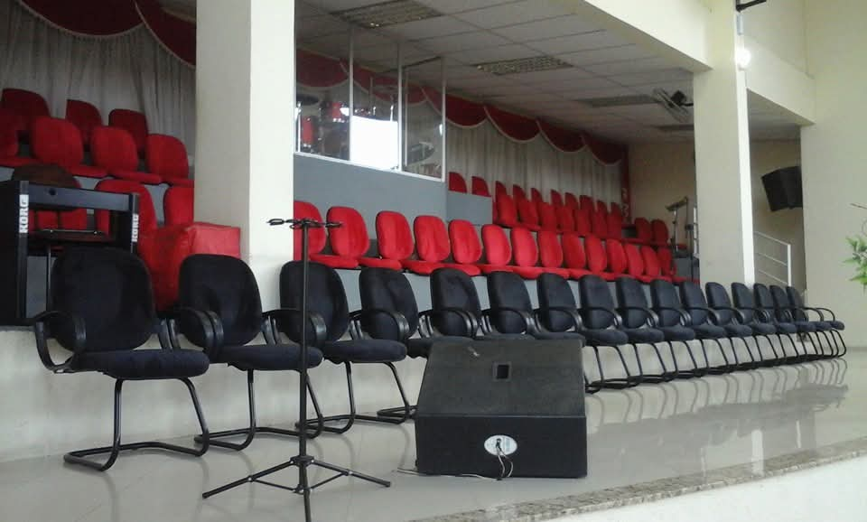 Cadeiras da orquestra reformadas em veludo preto