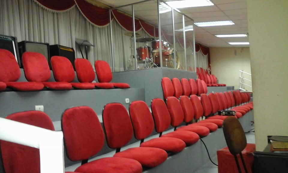 Cadeiras do altar reformadas em veludo vermelho